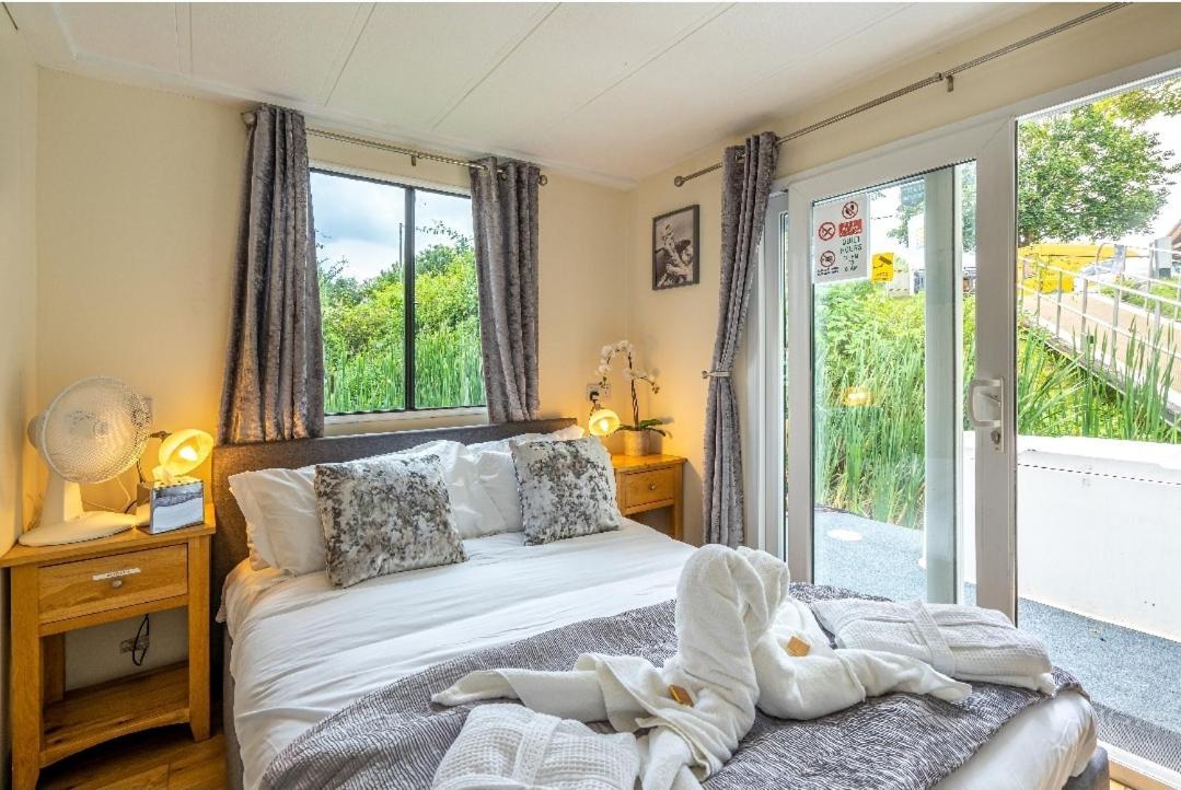 Bluebird House-Boat Hotell East Molesey Eksteriør bilde